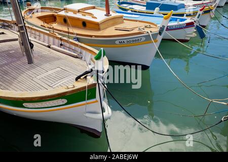 Bateaux dans le port de Cassis la ville. Provence, France Banque D'Images