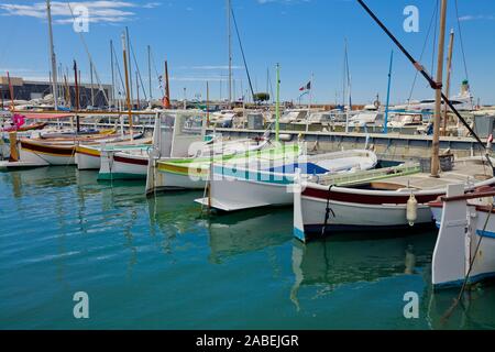 Bateaux dans le port de Cassis la ville. Provence, France Banque D'Images