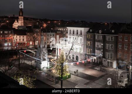 La ville de Cork, Cork, Irlande. 27 novembre, 2019. Une vue de l'extrémité sud de la place Grand Parade décorée avec un arbre de Noël et des lumières. Une bougie de Noël Liège célébration commencera le vendredi 29 novembre prochain et se déroulera tous les week-end dans l'accumulation jusqu'à Noël. Organisé par le Conseil de la ville de Cork festival a été suivi par plus de 160 000 personnes en 2018. - Crédit ; David Creedon / Alamy Live News Banque D'Images