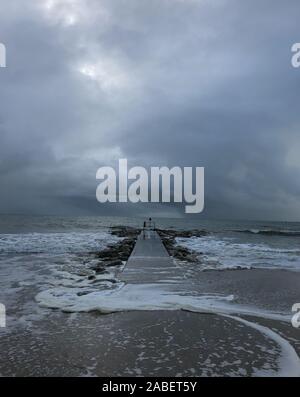 Les grandes marées à très haute plage de Sandbanks Suzanne Crédit McGowan / Alamy live news Banque D'Images