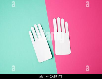 Deux modèles de papier vide pour des gants blancs sur fond de couleur Banque D'Images