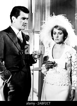 Le YELLOW ROLLS-ROYCE, de gauche, Edmund Purdom, Jeanne Moreau, 1964