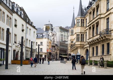 La Ville de Luxembourg, Luxembourg : janvier 19, 2018 : une vue de la Rue du Marche-aux-Herbes avec la façade principale du Palais grand-ducal sur la droite Banque D'Images