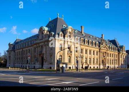 La VILLE DE LUXEMBOURG, LUXEMBOURG, LE 19 JANVIER 2018 : une vue de la Liberte 19, bâtiment aujourd'hui siège de la Banque et Caisse d Epargne de l'Etat, et de la forme Banque D'Images