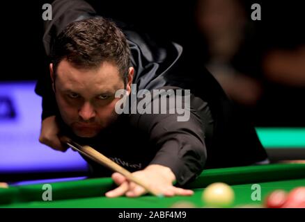 Stephen Maguire en action contre le Château de Billy au cours de la deuxième journée du Championnat du Royaume-Uni Betway la au York Barbican. Banque D'Images