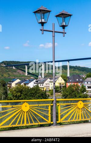 Hochmoselübergang terminé B50 pont de l'Autoroute, Vue du pont de Zeltingen, Mosel, Allemagne Banque D'Images