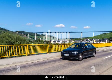 Hochmoselübergang terminé B50 pont de l'Autoroute, Vue du pont de Zeltingen, Mosel, Allemagne Banque D'Images