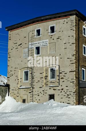 L'enregistrement de marques de hauteurs de neige à l'hôtel Albergo Ospizio Bernina, Bernina, en hiver sur le col de la Bernina, Engadine, Grisons, Suisse Banque D'Images