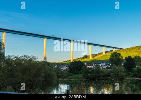 Hochmoselübergang terminé B50 pont de l'autoroute, vu de la route B53 près de Zeltingen-rachtig, Mosel, Allemagne, au coucher du soleil Banque D'Images