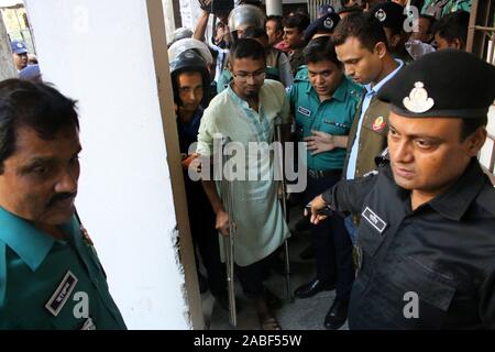 Dhaka, Bangladesh. 27 Nov, 2019. Escortes de police condamnés à Dhaka locaux.Sept extrémistes islamistes ont été condamnés à mort par un tribunal du Bangladesh sur un sauvage 2016 attentat qui a tué 22 personnes dont 18 étrangers à la Boulangerie artisanale Holey cafe populaire avec l'Ouest. Credit : SOPA/Alamy Images Limited Live News Banque D'Images