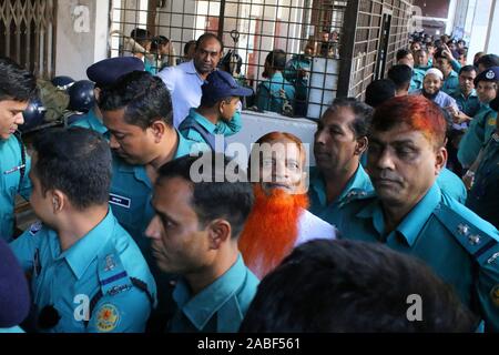 Dhaka, Bangladesh. 27 Nov, 2019. Escortes de police condamnés à Dhaka locaux.Sept extrémistes islamistes ont été condamnés à mort par un tribunal du Bangladesh sur un sauvage 2016 attentat qui a tué 22 personnes dont 18 étrangers à la Boulangerie artisanale Holey cafe populaire avec l'Ouest. Credit : SOPA/Alamy Images Limited Live News Banque D'Images