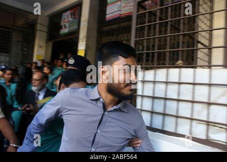 Dhaka, Bangladesh. 27 Nov, 2019. Escortes de police condamnés à Dhaka locaux.Sept extrémistes islamistes ont été condamnés à mort par un tribunal du Bangladesh sur un sauvage 2016 attentat qui a tué 22 personnes dont 18 étrangers à la Boulangerie artisanale Holey cafe populaire avec l'Ouest. Credit : SOPA/Alamy Images Limited Live News Banque D'Images