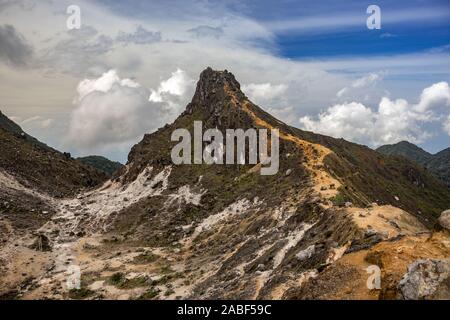 Vue sur chemin menant à pointe conique du Mont Sibayak (Gunung, Dolok) volcan actif près de Berastagi Karo dans Regency, Sumatra, Indonésie Banque D'Images