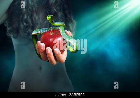 Pomme fruit dans une main d'une femme avec un serpent au-dessus d'elle. Fruit interdit concept. Banque D'Images