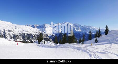 Maison de vacances au pied du Mont Blanc en hiver dans la vallée de Chamonix, France Banque D'Images