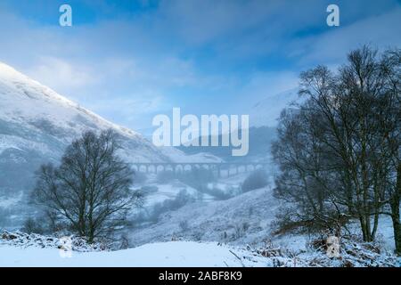 La neige qui tombe autour de l'Églefin Glen viaduc au milieu de l'hiver, Highland, en Écosse. Banque D'Images