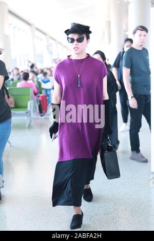 Ballerine chinoise moderne, danseuse, chorégraphe, comédienne et transsexuelles celebrity arrive à l'Aéroport Shanghai Hongqiao de Shanghai, avant le départ Banque D'Images