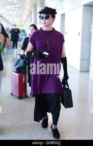 Ballerine chinoise moderne, danseuse, chorégraphe, comédienne et transsexuelles celebrity arrive à l'Aéroport Shanghai Hongqiao de Shanghai, avant le départ Banque D'Images