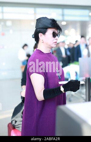 Ballerine chinoise moderne, danseuse, chorégraphe, comédienne et transsexuelles celebrity arrive à l'Aéroport Shanghai Hongqiao de Shanghai, avant le départ Banque D'Images