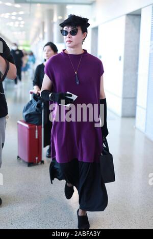 Ballerine chinoise moderne, danseuse, chorégraphe, comédienne et transsexuelles celebrity arrive à l'Aéroport Shanghai Hongqiao de Shanghai, avant le départ Banque D'Images