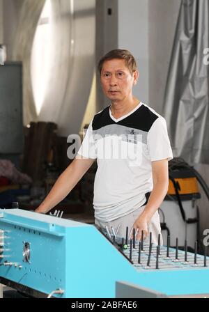 Kuang Zhiguang, créateur du train à grande vitesse, mosaïculture montre son panneau de commande de train à Dongguan City, province de Guangdong, Chine du sud, le 9 octo Banque D'Images