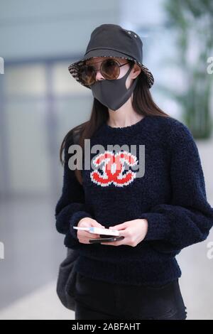 L'actrice chinoise Yi Song présente à l'Aéroport Shanghai Hongqiao avant le départ à Shanghai, Chine, 24 octobre 2019. Sweater : Sac Chanel Chanel : Ha Banque D'Images