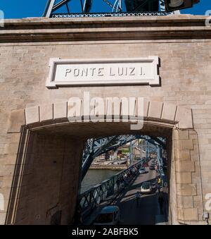 Rue et porte d'entrée de pont inférieur de Ponte Luiz I (I) Luis Bridge à Porto, Portugal Banque D'Images