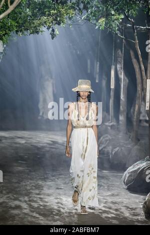 Porter des modèles de vêtements Dior nouvellement libérés à pied la piste pour Dior show de Printemps/Été 2020 La Semaine de la mode de Shanghai à Shanghai, Chine, 20 octobre 20 Banque D'Images