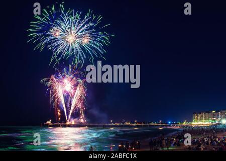 D'artifice du Nouvel An pour les enfants à partir de la jetée à Glenelg, Australie du Sud Banque D'Images