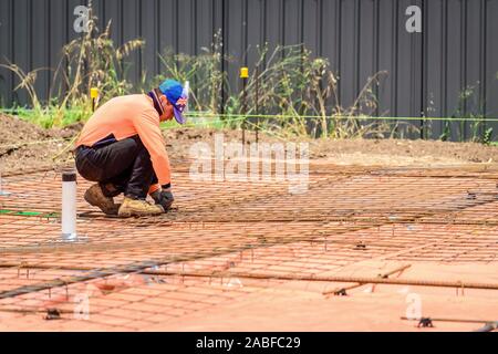 Constructeur australien d'effectuer les opérations de fixation en acier pour une nouvelle maison de banlieue Banque D'Images