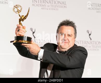 Stephen Corvini meilleur film TV/mini-série assiste à la 47ème International Emmy Awards au Hilton hotel (photo de Lev Radin/Pacific Press) Banque D'Images