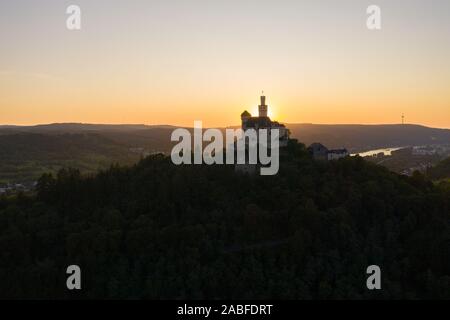 Vue aérienne de l'Marxburg château sur le Rhin au coucher du soleil. Été en Allemagne Banque D'Images