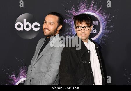 LOS ANGELES, CA - le 24 novembre : Pete Wentz (L) et les rivières Cuomo assister à la 2019 American Music Awards au Théâtre de Microsoft le 24 novembre 2019 à Los Angeles, Californie. Banque D'Images