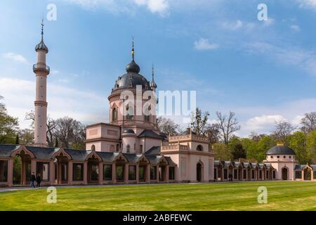 Belle vue sur la mosquée dans le jardin derrière le château de Schwetzingen, près d'Heidelberg et Mannheim, Bade-Wurtemberg, Allemagne Banque D'Images