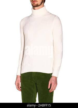 Blanc manches longues T-shirt maquette, vue avant, isolé sur fond blanc. Modèle masculin porter plain white shirt maquette et le pantalon coloré. Long Sleeve Banque D'Images