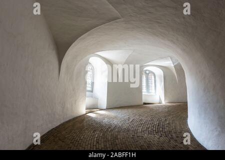 La tour ronde de Copenhague, sur le célèbre escalier rampe hélicoïdale ou équestres qui emmène les visiteurs au sommet de la dans le centre de Copenhague Rundetårn Banque D'Images