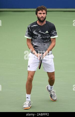 Joueur de tennis professionnel français Gilles Simon est en concurrence avec le joueur de tennis professionnel britannique Cameron Norrie au cours de la première série de 2019 Rolex Banque D'Images