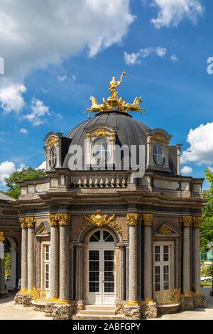 Belle vue sur le Temple du Soleil du nouveau palais de l'Ermitage, avec ciel bleu et nuages, Bayreuth, en Bavière, Allemagne Banque D'Images