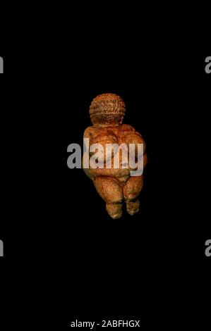 La Vénus de Willendorf est un 11,1 centimètres de hauteur (4.4 in) venus du prince ont été réalisés 30 000 BCE. Il a été retrouvé le 7 août 1908 duri Banque D'Images