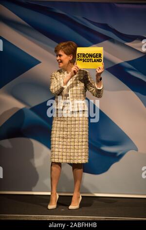 Glasgow, Royaume-Uni. 27 novembre 2019. Premier Ministre de l'Écosse et leader du Parti National Écossais, Nicola Sturgeon, lance le SNP manifeste pour les élections générales de 2019, lors d'une fête rassemblement à Glasgow. Crédit : Jeremy Sutton-Hibbert/ Alamy Live News. Banque D'Images