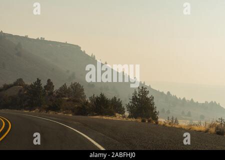 Atmosphère remplie de fumée vu de l'autoroute 26 à travers la réserve indienne de Warm Springs Banque D'Images