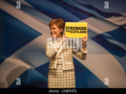 Glasgow, Royaume-Uni. 27 novembre 2019. Premier Ministre de l'Écosse et leader du Parti National Écossais, Nicola Sturgeon, lance le SNP manifeste pour les élections générales de 2019, lors d'une fête rassemblement à Glasgow. Crédit : Jeremy Sutton-Hibbert/ Alamy Live News. Banque D'Images