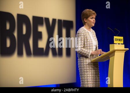 Glasgow, Royaume-Uni. 27 novembre 2019. Premier Ministre de l'Écosse et leader du Parti National Écossais, Nicola Sturgeon, lance le SNP manifeste pour les élections générales de 2019, lors d'une fête rassemblement à Glasgow. Crédit : Jeremy Sutton-Hibbert/ Alamy Live News. Banque D'Images