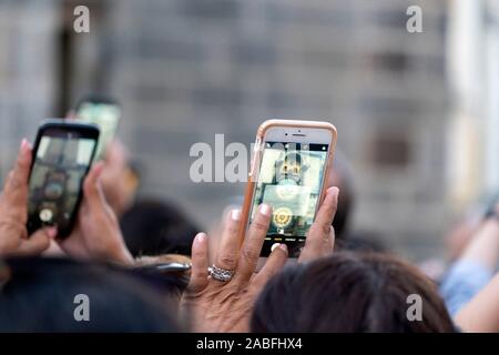 PRAGUE, RÉPUBLIQUE TCHÈQUE - 22 juillet 2019 - des gens qui attendent au tour de l'horloge pour le défilé show Banque D'Images