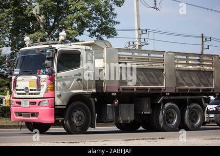 Chiang Mai, Thaïlande - 19 novembre 2019 : camion benne Remorque de compagnie Thanachai. Sur road no.1001, à 8 km de la ville de Chiangmai. Banque D'Images