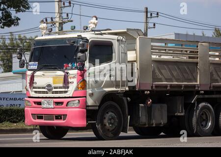 Chiang Mai, Thaïlande - 19 novembre 2019 : camion benne Remorque de compagnie Thanachai. Sur road no.1001, à 8 km de la ville de Chiangmai. Banque D'Images