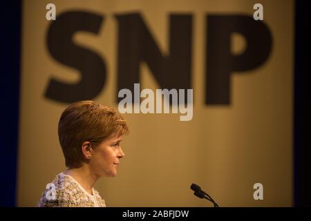 Glasgow, Royaume-Uni. 27 novembre 2019. Premier Ministre de l'Écosse et leader du Parti National Écossais, Nicola Sturgeon, lance le SNP manifeste pour les élections générales de 2019, lors d'une fête rassemblement à Glasgow. Crédit : Jeremy Sutton-Hibbert/ Alamy Live News. Banque D'Images