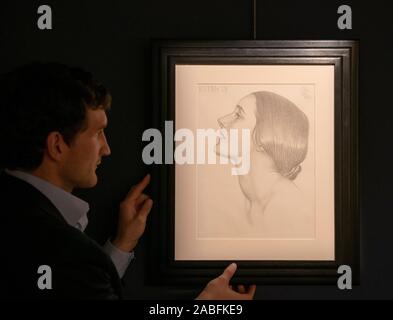 Mayfair, London, UK. 27 novembre 2019. Les galeries et maisons de ventes aux enchères de Londres la semaine d'art ouvrent leurs portes pour la troisième loi de l'hiver, du 1er au 6e décembre 2019. De droit : un dessin de Dame Strauss, qui représentait le parti du travail dans la région de Kensington sud dans les élections législatives de 1945, par Art et artisanat artiste Karl Parsons, 1933 sur l'affichage à l'Colnaghi pour London Art 7. Credit : Malcolm Park/Alamy Live News. Banque D'Images