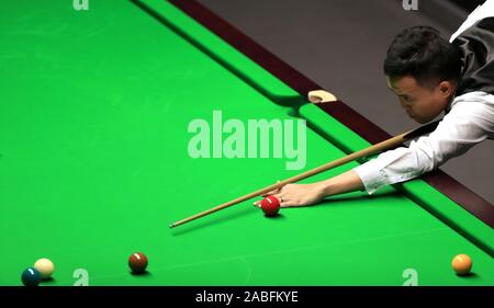 Marco Fu en action contre Craig Steadman au cours de la deuxième journée du Championnat du Royaume-Uni Betway la au York Barbican. Banque D'Images