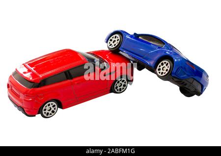 Rouge et bleu petites voitures entrent en collision sur le fond blanc. Banque D'Images